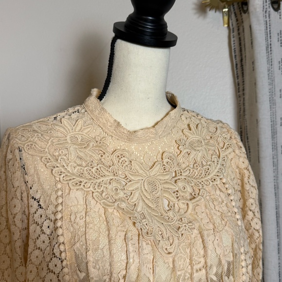 Torrid Beige Lace Accent Top - 2XL - Picture 2 of 3